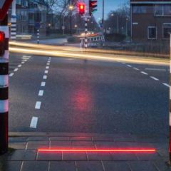Instalan líneas de luz en las calles de Holanda para evitar accidentes relacionados con teléfonos móviles
