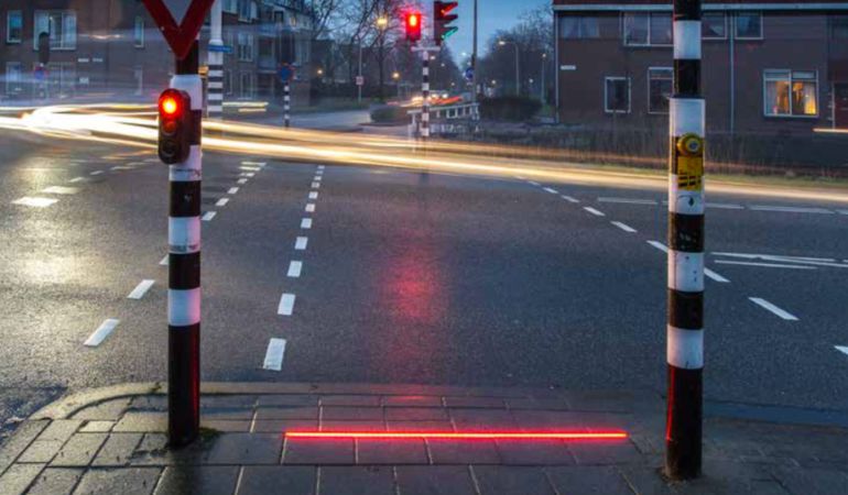 Instalan líneas de luz en las calles de Holanda para evitar accidentes relacionados con teléfonos móviles