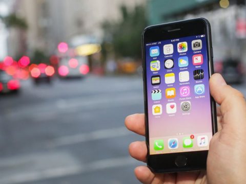 Se creé que el próximo iPhone tendrá carga inalámbrica