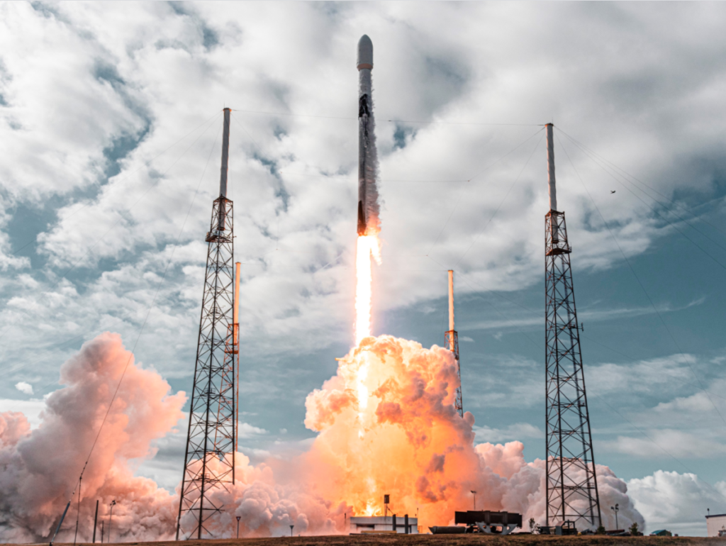 SpaceX lanza 143 satélites, algunos servirán para llevar internet a todo el mundo
