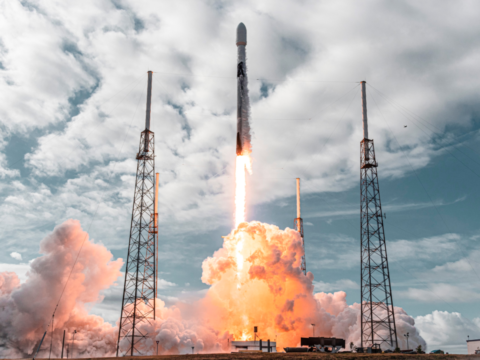 SpaceX lanza 143 satélites, algunos servirán para llevar internet a todo el mundo