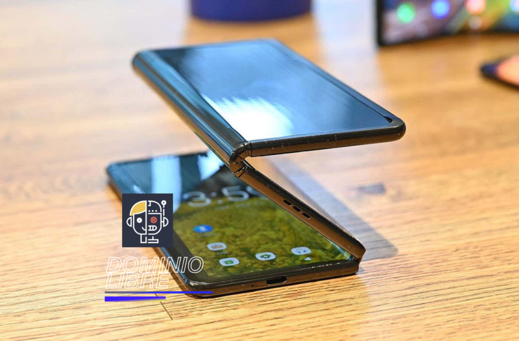 El concepto de teléfono con triple pantalla de Microsoft