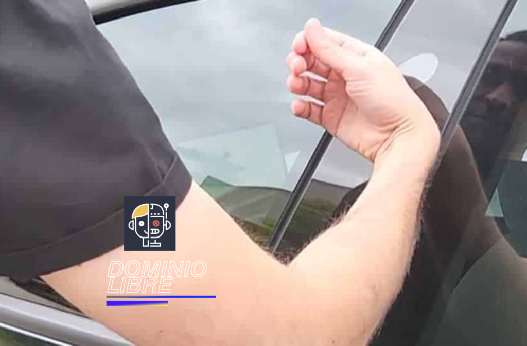 Usuarios de Tesla se implantan microchips en la mano para controlar sus coches.