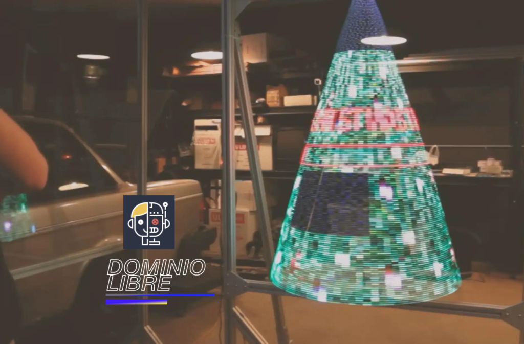 Este aterrador árbol de Navidad holográfico giratorio podría dejarte terriblemente mutilado